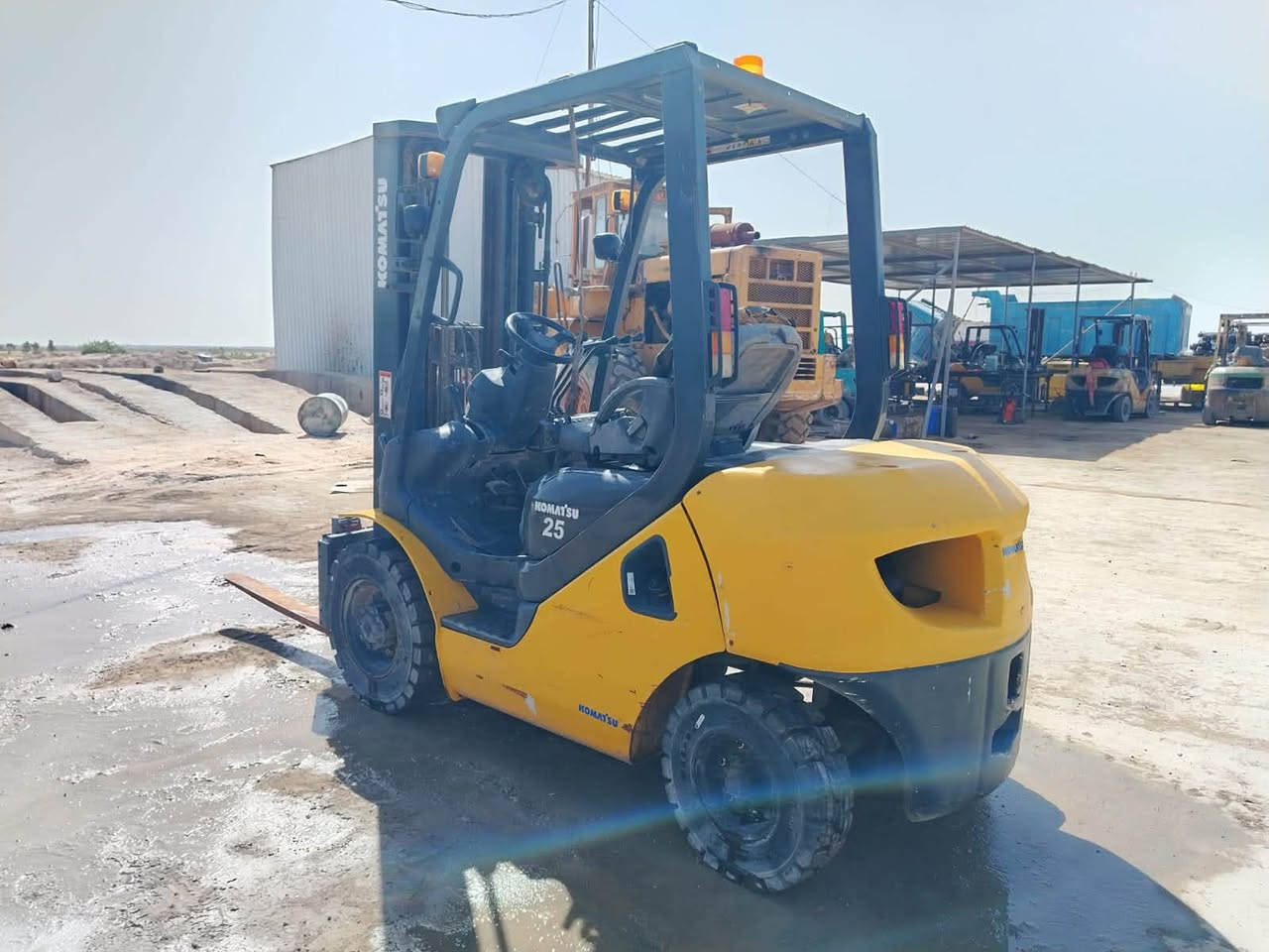 للبيع رافعة شوكية كوماتسو (KOMATSU)
الماركة: Komatsu
موديل: 2019
سعة الرفع: 2.5 طن (2500 كغم)
نوع الإطارات: جوبلس
ناقل الحركة: أوتوماتيك 
الوقود: ديزل 
حالة الرافعة: مستعملة، جاهزة للعمل
شوكات أمامية بحالة جيدة
مناسبة للمعامل والمخازن ومواقع الإنشاء
المميزات:
صناعة يابانية معروفة بالمتانة والاعتمادية.
محرك قوي واستهلاك اقتصادي.
صيانة متوفرة وقطع غيار متوفرة في السوق.
للاتصال ‭***********‬
