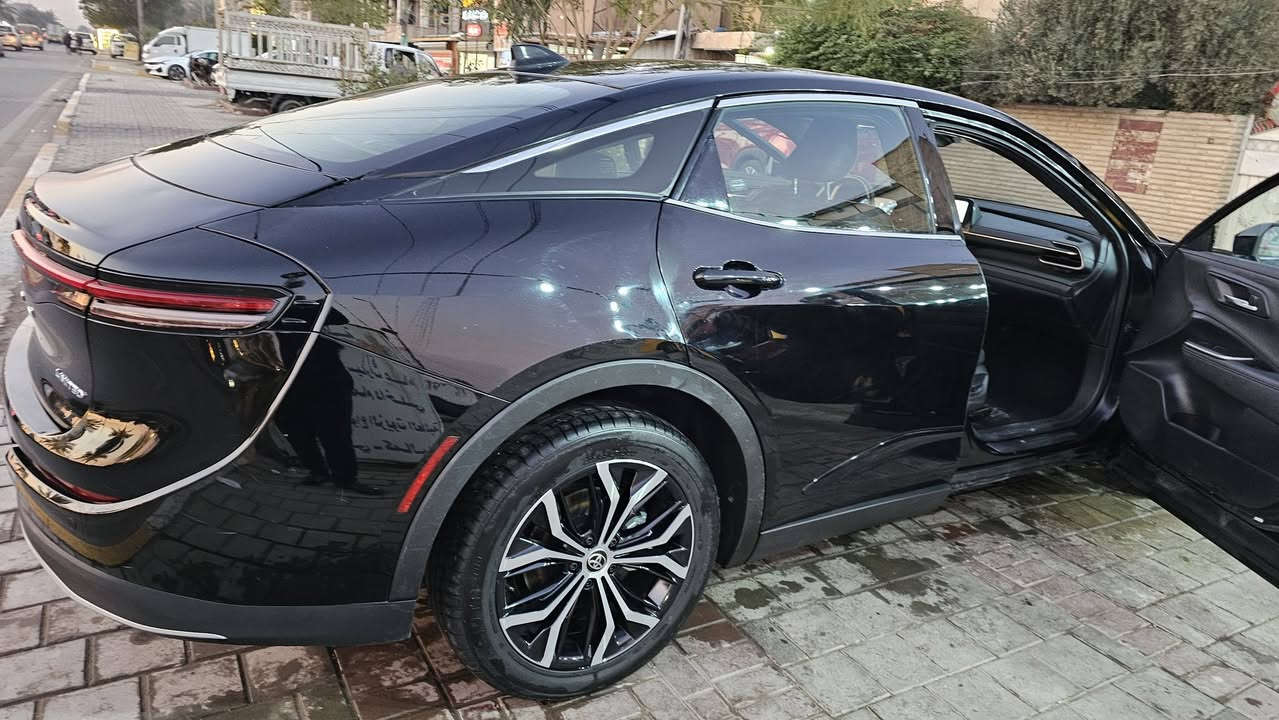 السلام عليكم  تويوتا كراون  لمتد بانوراما فول موصفات  هايبرد  ماشي ١٦ الف . بجم كبس  صبغ بس بوب  وجاملغ  لون   رقم بغداد بسمي.  ب٢٤٠.  و بيها مجال.  ***********
