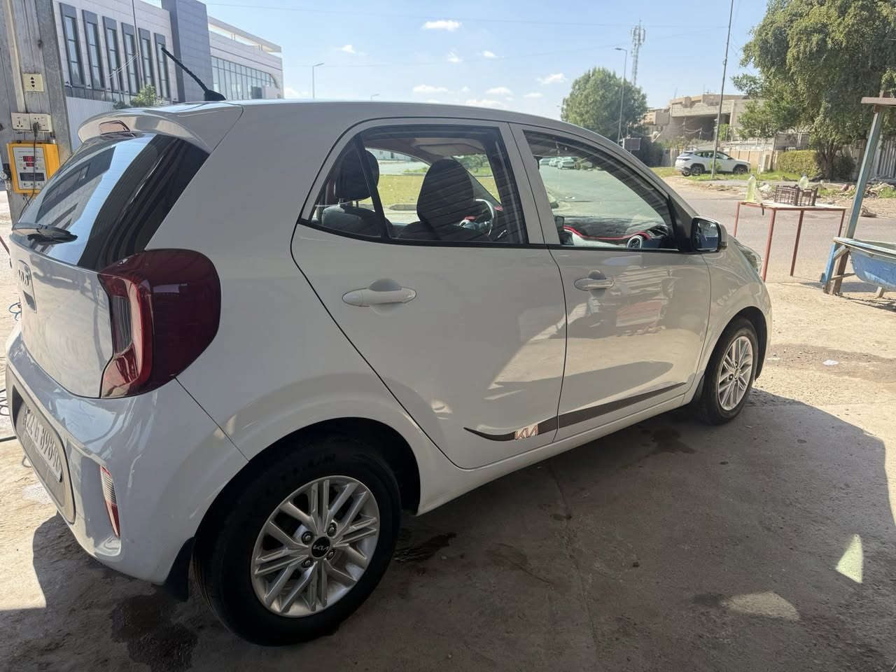 السلام عليكم للبيع كيا بيكانتوا 2023 خليجي محرك 4 سلندر دوش تحكمات شاشة كامرة مري شفط 4 جام كهرباء ويل كب دبل بلاجكتور رقم اربيل شرط التحويل ماشية 11 الف فقط بيها طخة بالصندوق مبدل بدون دواخل مكان السيارة بغداد زيونة للاتصال ***********
