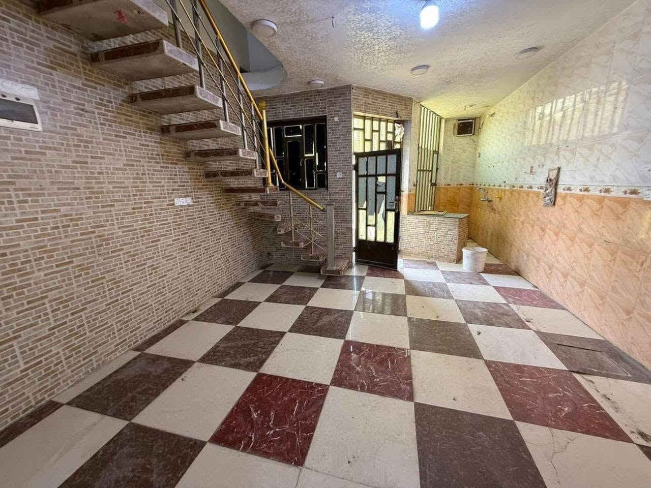 🏠#دار_للآيــــجـــــار
📍 #الموقع: شــــارع 80 كـــربــله  خــلف الــتجــاري او قـرب شـارع شريفه ع

✨ #المواصفات:  
▫️ المساحــــــة //   100م     5 في 20 
  ▫️يــبعـــد عـــن الــشـــارع 100م
..........
🔹 الطابق الأرضي:
_ غرفــــــــه  نـــوم
_ ســويت   
_ هـــول كبير 
_ مطبـــــــخ 
_ مجمــــــــع صحيـــــــــات خـــارجــي 
_ مــنــاور وطــارمه صغيــره 

🔹الطابق العلوي : 
_ غــــــرفتيـــــن نــــوم
_  وهـــــول
_ مجمــــع صحــــيات 
_ سطحيـن 
-----------------------------
📞 للاستفسار والمعاينة: 
الاتصال على الارقام :
***********  ☎️ واتساب  
او مراجعة المكتب 
الحلة _ الكرامة الشارع المشجر مجاور اسواق المطار 1 
--------------------------------
✅ نستقبل جميع عروضكم السكنية 🏠 والتجارية 🏡 بكافة مناطق الحلة 
……………………………
