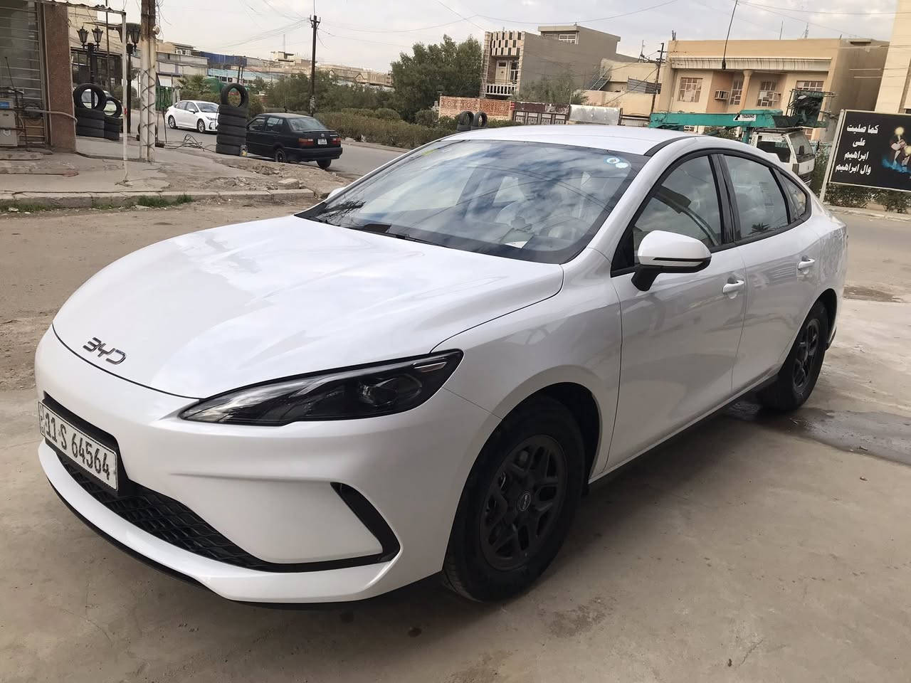 السلام عليكم سيل 5داخل بيجي واسود ماشيه ٢٩٠٠ السياره مكفوله مرقم بغداد مكان السيارة بغداد حي اور السعر ١٨و٤٠٠  للتواصل ***********
