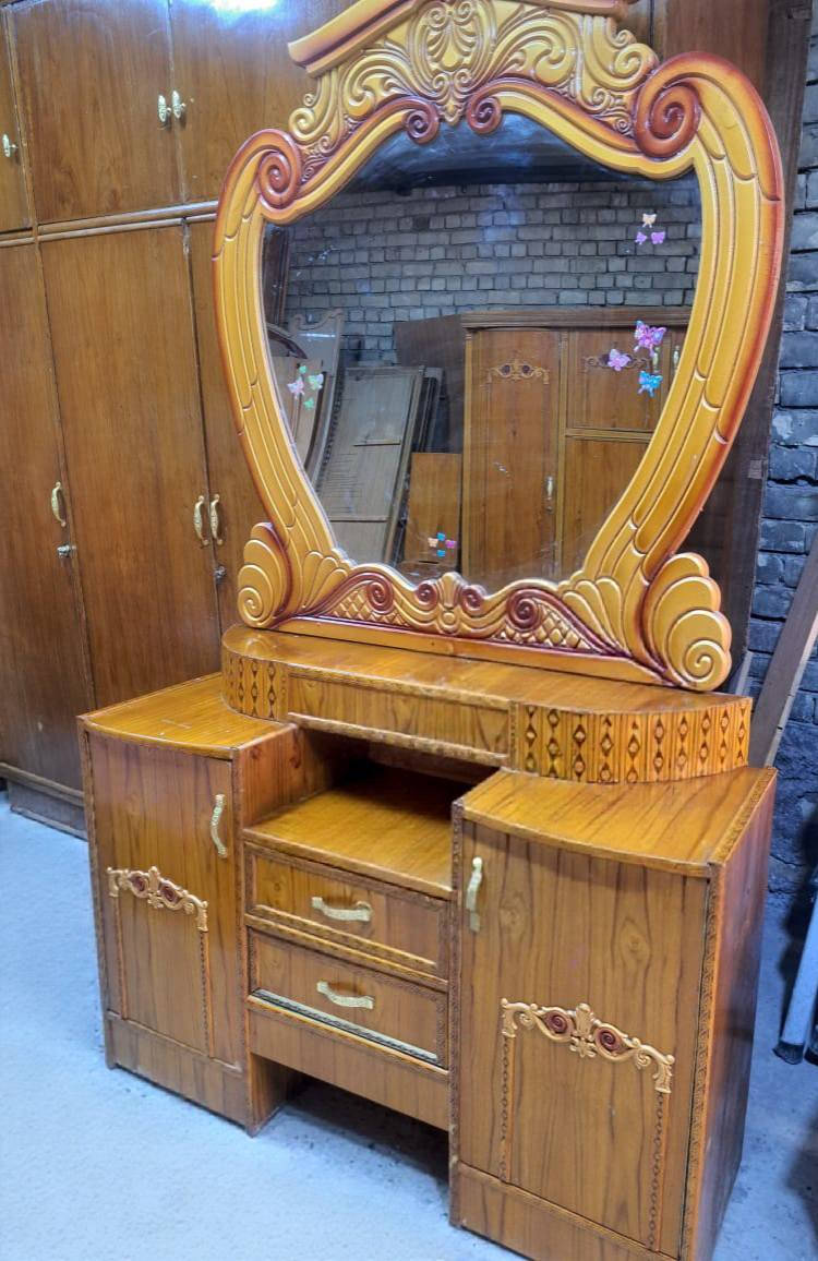 عندي غرفة نوم صاج حديثة مستخدمه شهر كنتورها ابو ٤ ابواب وملحق كل باب مستقل عن الثاني يعني ٤ ابواب حقيقي الظهر جرجوبة براغي كما ذكرنه الغرفه صاج حديثة مستخدمه شهر او اقل نظافتها واحد على واحد كامله وجاهزة من البرغي للمفتاح يعني متصرف عليها ولا الف غرفة روعه لتصميمعها موديلها وهاي النوعية تكون مرغوبه تصلح للعرسان . سعر الغرفة ٥٥٠ الف . مكانها بغداد اكو توصيل بكروة الشراي يراسل الصفحه


**إذا كنت صاحب هذا الإعلان وتريد حذفه لأي سبب، رجاءا أرسل رسالة إلى الدعم الفني**