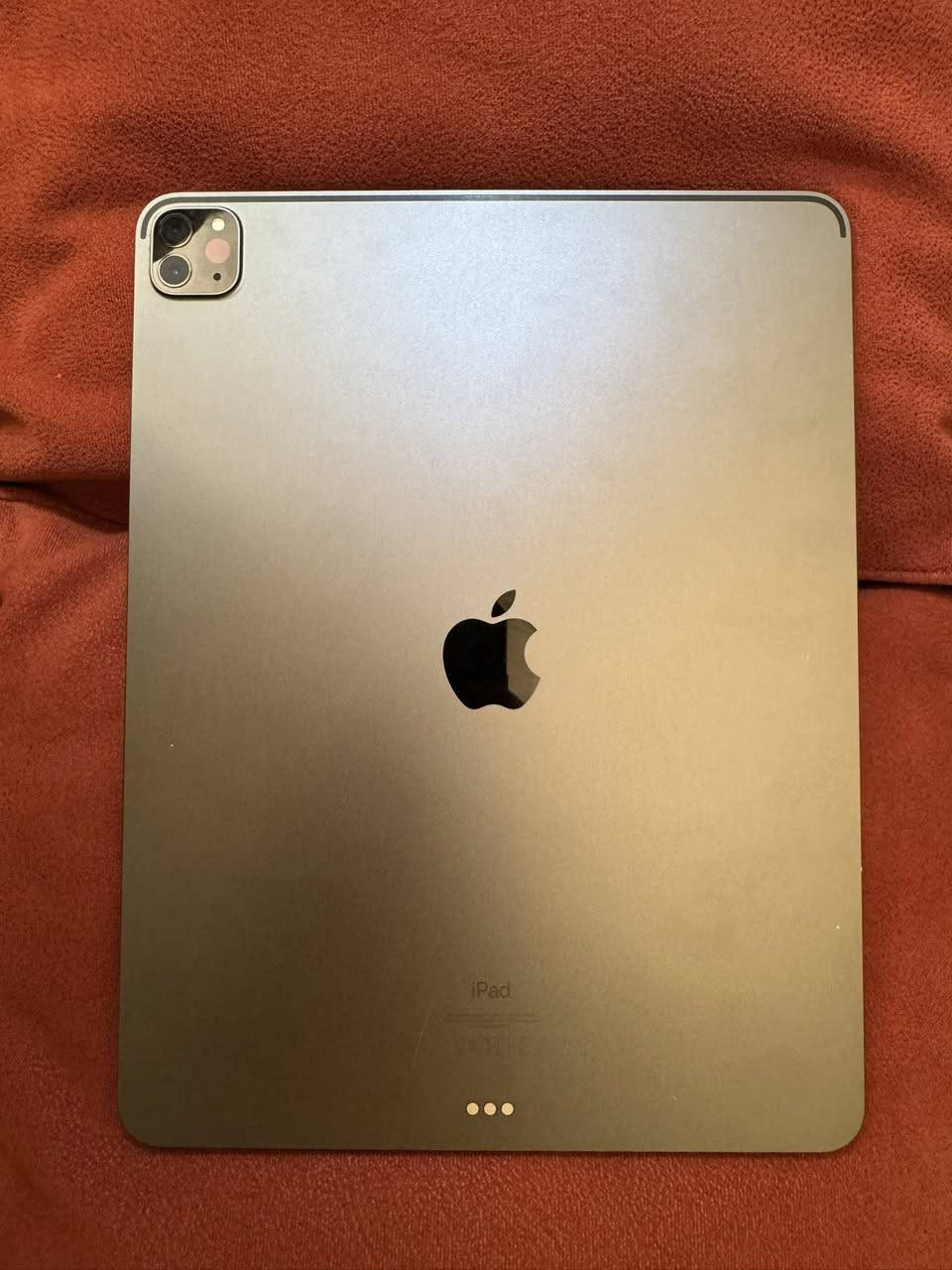 📱 للبيع — iPad Pro 12.9 inch بحالة ممتازة ✨
جهاز نظيف جداً، استخدام شخصي وخفيف، بدون أي مشاكل أو أعطال.
الشاشة واضحة 100%، البطارية ممتازة، والأداء سريع جداً 🔥

المواصفات:
• الحجم: 12.9 إنج
• اللون : (رصاصي طافي)
• السعة: (256GB)

كلشي من المحتويات اللي تجي ويه الجهاز الكارتونه والشاحنه واللصقات حته جيس الايباد موجود 

السعر: (000 700 الف دينار )
قابل للتفاوض بشكل بسيط

اللي مهتم يتصل على الرقم  :    
 0772 179 8914
متوفر واتساب
