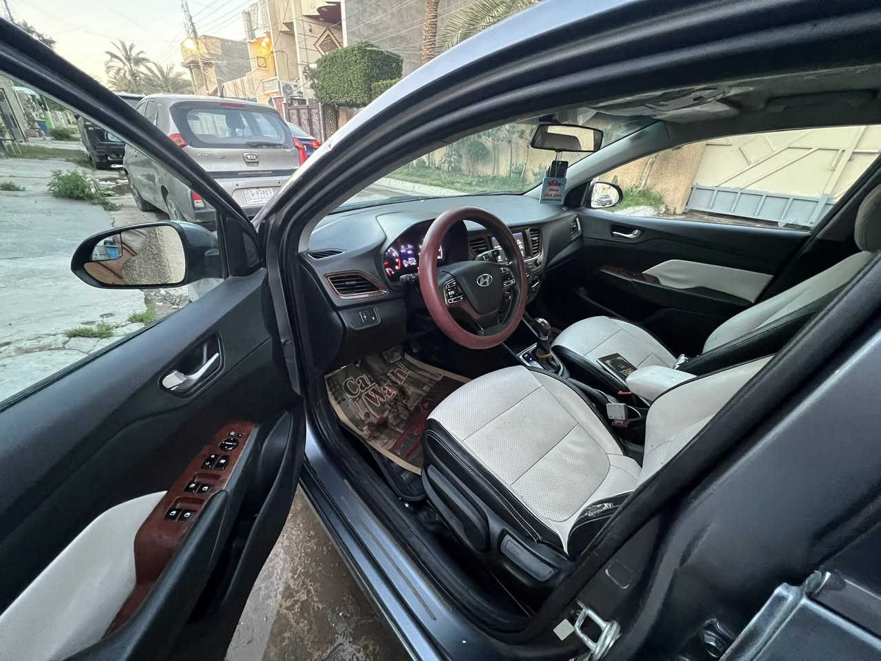 اكسنت 2018
محرك 1600 
هزه جديده
 باسمي 
وارد امريكي
 السونار موجود بلصور
 كير ومحرك كفاله
 صدر جديد
 تخم تاير جديد 
مكان السياره بالنهار  غزاليه
بالليل منصور 
*********** هذا الرقم بي واتس اب ممتواجد فيس
السعر 90 وبيها مجال بسييييييط
