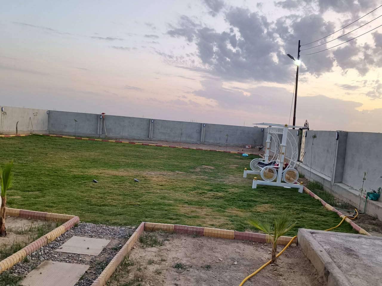 بسم الله الرحمن الرحيم
دار ركن  مساحته ٨٦٠ متر كامل مواصفات يتكون من ثلاث غرف نوم مع استقبال كبير وهول كبير ومشتملات داخلي وخارجي مع حديقة بمساحة ٦٠٠ متر وحديقة صغيرة من الجهة الثانية سيراميك جداري مع أرضية بورسلين أبواب وشبابيك درجةٍ أولى نظام دكتات شوارع صب كهرباء ماء بااسمي  العنوان مجمع الحياة قرب الحسينية 
***********
