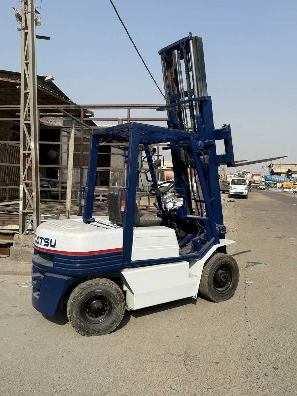 شوكية للبيع كوماتسو مكينة نضيفة ٢طن ونص جب عالي 
مكان البصرة ***********
