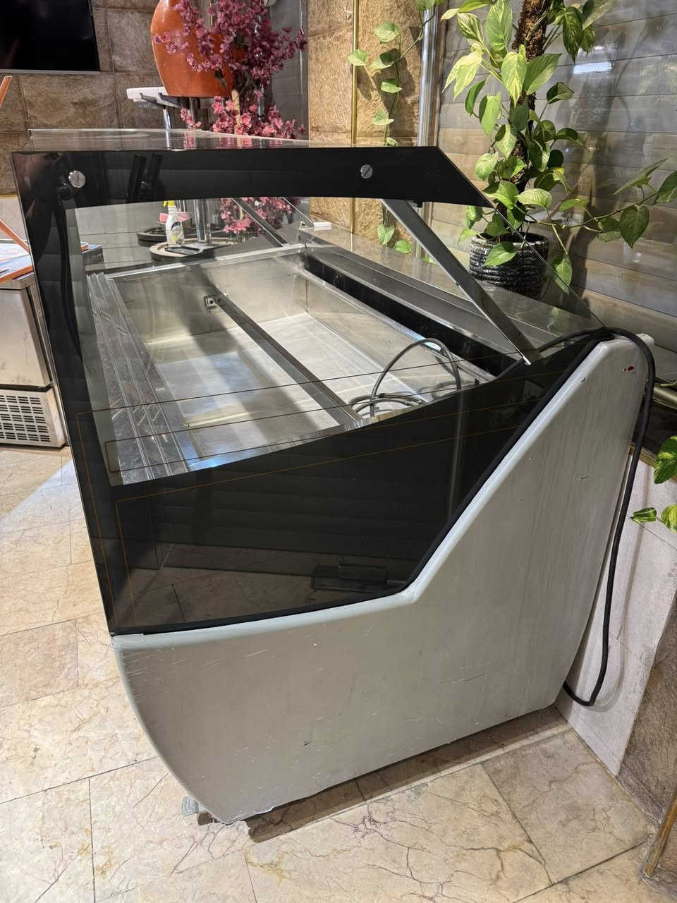 سلام عليكم
عارضه ماركه ORION
ايطالي بلاديه نضيفه جدا 
عدد بلانك 12كبير مكان بغداد ***********
