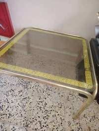 ميز زجاج • أرجل ذهبية • مربع