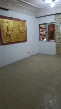 للايجار شقه مجمع ٥ في السيديه قرب شارع الخيزران  طابق ثالث تحتوي على  ...