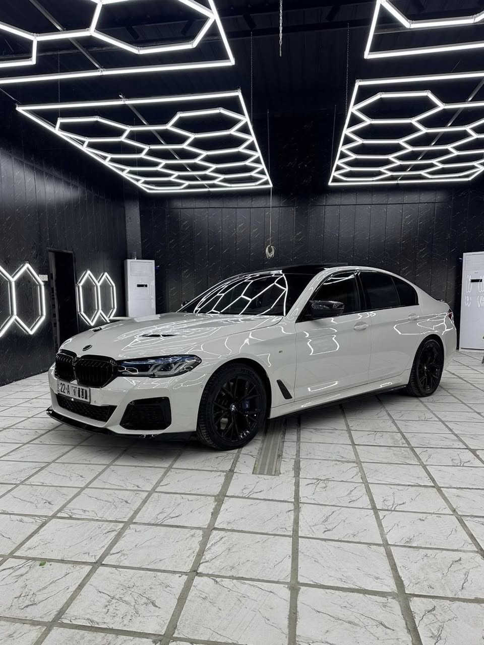 بي ام bmw 540 2019 (m package بلاد)
 (وارد الماني)(بصمتين)
 (مواصفات خاصة) 
(ماشية 100 الف ميل)
(محدثة m5 بالكامل لايت وبكلايت ولحية ودواسات والبنيد محدث) 
(ضررها بيها بنيد مصبوغ وبيها جاملغ بصف السايق صبغ بدون ايرباك ولا دواخل) 
(التعديلات مبرمجة stage 2 وعليها داون بايب)
(مواصفاتها) 
(داخلها لون قرميدي )
(كشنات تدفئة تبريد امامي وخلفي التبريد لمس)
(بالتكمة مال ركاب الخلفي فتحات تبريد)
(ستيرن تدفئة)
(التايرات الخلفية تفتر وية الامامية)
(حساسات وكامرات 360)
(عداد دجتال وداتاشو وفتحة) 
والمواصفات الباقية المعروفة هواية مذكرتهم (السعر 275 ورقة) رقم اربيل بأسمي المكان بغداد الرقم (***********)
