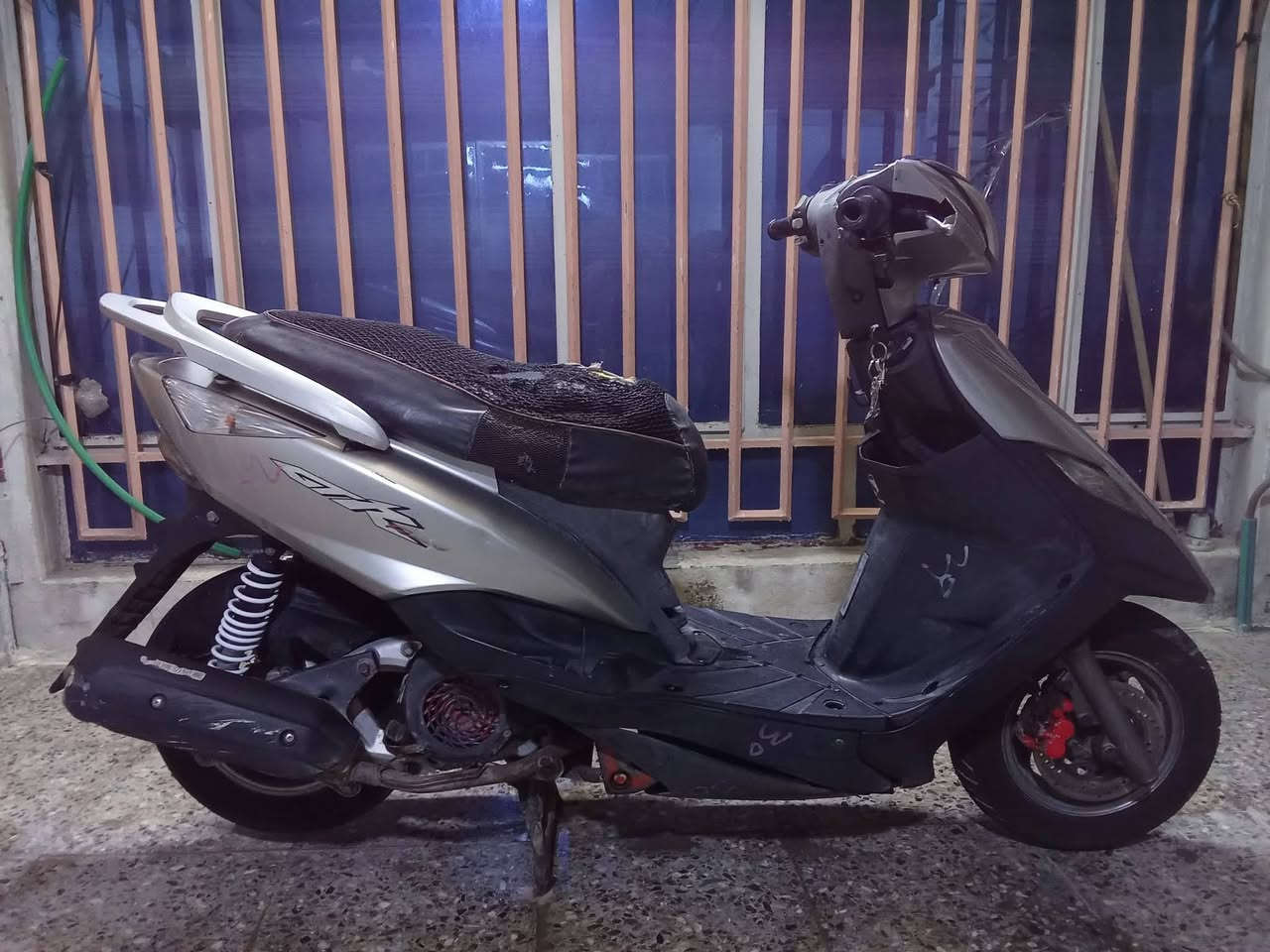 سلام عليكم للبيع ثعلب( GTR الشكل القديم)
دراجة بلادية خرسة 
ما بيها اي نقص كاملة مكملة بيها بكلايت خلفي خلية
شغالة سلف هندر كهربائيات كلها كاملة 
كيلو متر بانزين كله شغال 

(#السعر_550قفل) مكانها بغداد الامين الثانية 
***********
