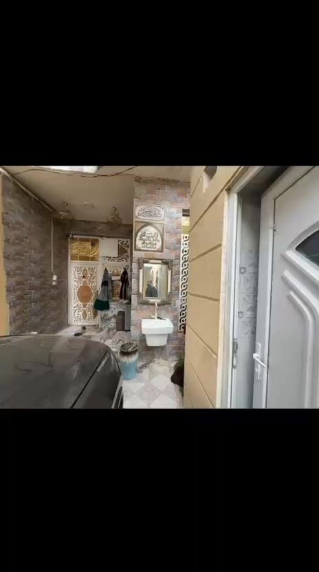 دار سكن للبيع 

المساحه ١٢٥متر واقع حال ١٧٥ متر 

البناء كونكريت طابقين جديد 

المكان حي الأمين الأول على ساحه قرب هاجر 

السعر ١٨٠ وبي مجال 

***********
