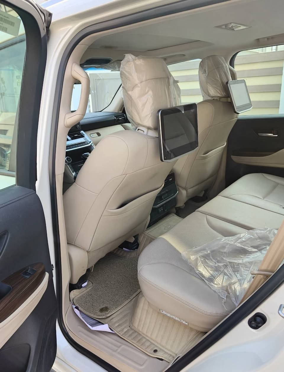 السلام عليكم
للبيع لاندكروز 2023 رقم بغداد بأسمي ماشيه 25 ألف
GXR 4000 تنفس طبيعي 
كفاله عامه من كلشي يعني لارصعه لا شخط لا بارد لا صبغ
السعر/ 685 وبيه مجال
للأتصال/
***********
***********
