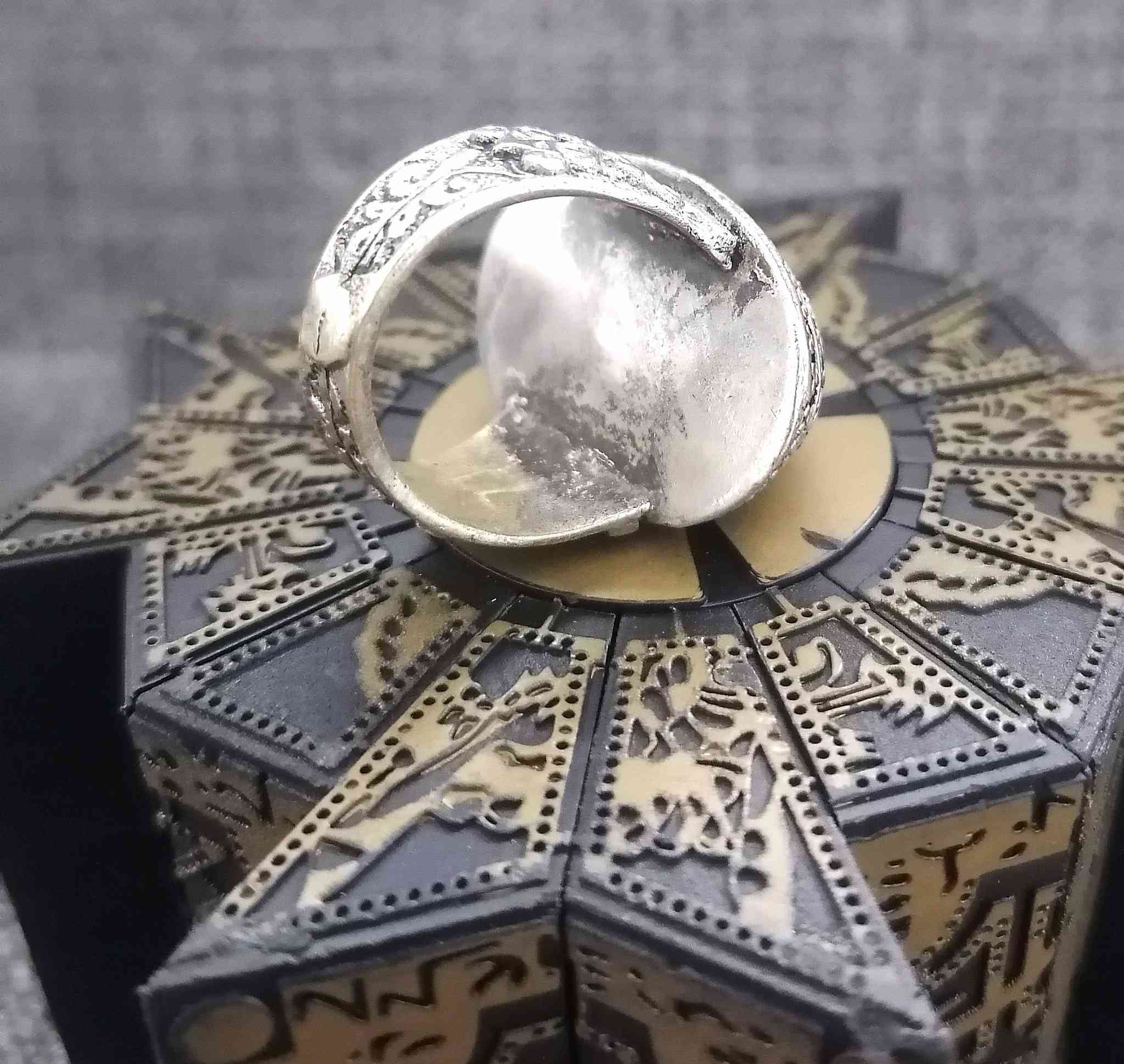 خاتم رجالي قديم جدآ متوج بحجر فيروز اصلي
مع علبة من خشب الزان للعلم الخاتم مو فضة
يتوفر توصيل الى كافة المحافضات
وتساب ***********
