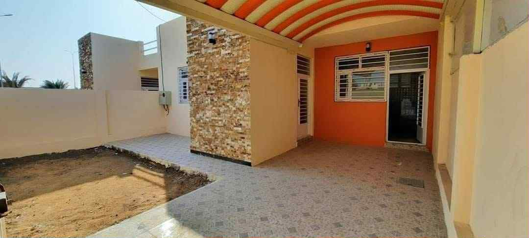 يتوفر دارين  متجاوران  للبيع  غير مطلوب للشركة  يسجل باسم المشتري مباشرة  موقع مميز  على الحديقة الكبيرة  مقابل البوابة رقم  (1)داخل مجمع اللؤلؤه السكني في المرحله الاولى من المجمع وبمساحة 200 م 

تفاصيل البيت///////

= غرفتين نوم في الطابق الارضي
=صالة مع مجموعةصحية شرقي وغربي
=منور عدد3
=استقبال مع كليدور ومجموعة صحية
=مطبخ
=كراج سيارة وحديقة 
ملاحظه: البناء في الطابوق الجمهوري

ملاحظة /// البيت نقد فقط والسعر 220  مليون قابل للتفاوض , مع هدية اثاث مطبخ🌸
بيت العمر يبدأ من جودة البناء
 العنوان
كربلاء المقدسة -  الحر - قرب المستشفى التركي 
للاستفسارتصال***********
