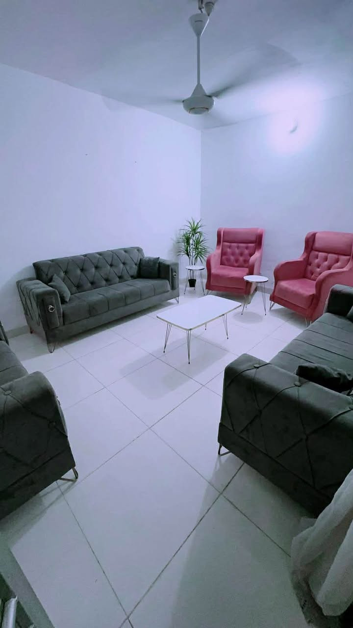 السلام عليكم بيت للبيع مساحه 81 واجهيه 9في 9 خدمات مجاري ماي  وطني مولد تبليط العنوان  كربلاء حي الامير خلف المول البيت بلديه وبي معامله  السعر43وبي مجال ***********
