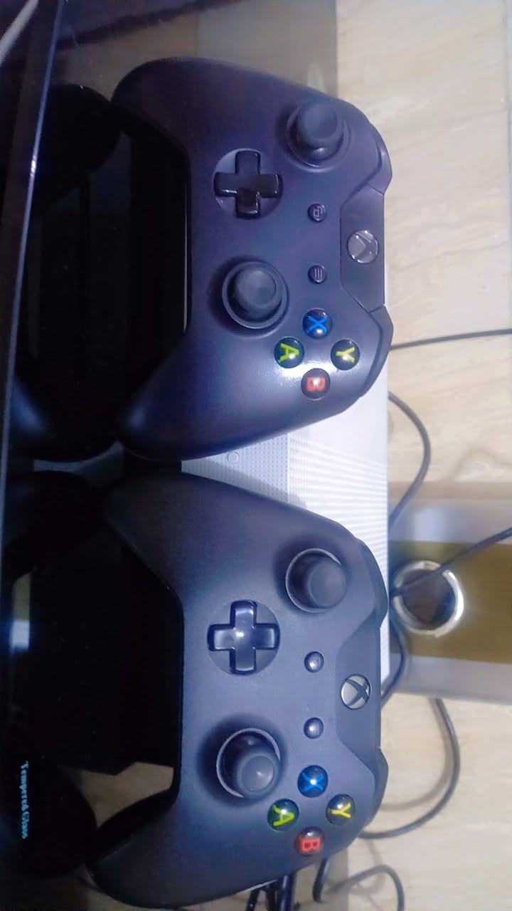 للبيع 
اكس بوكس ون اس
 ذاكره ون تيرا
 ويا جوستكين 2 اصليات
 و بطاريه شحن نظافه فوول
ب200 الف وبي مجال بسيط 
بغداد الدورة الاثورين 
***********
