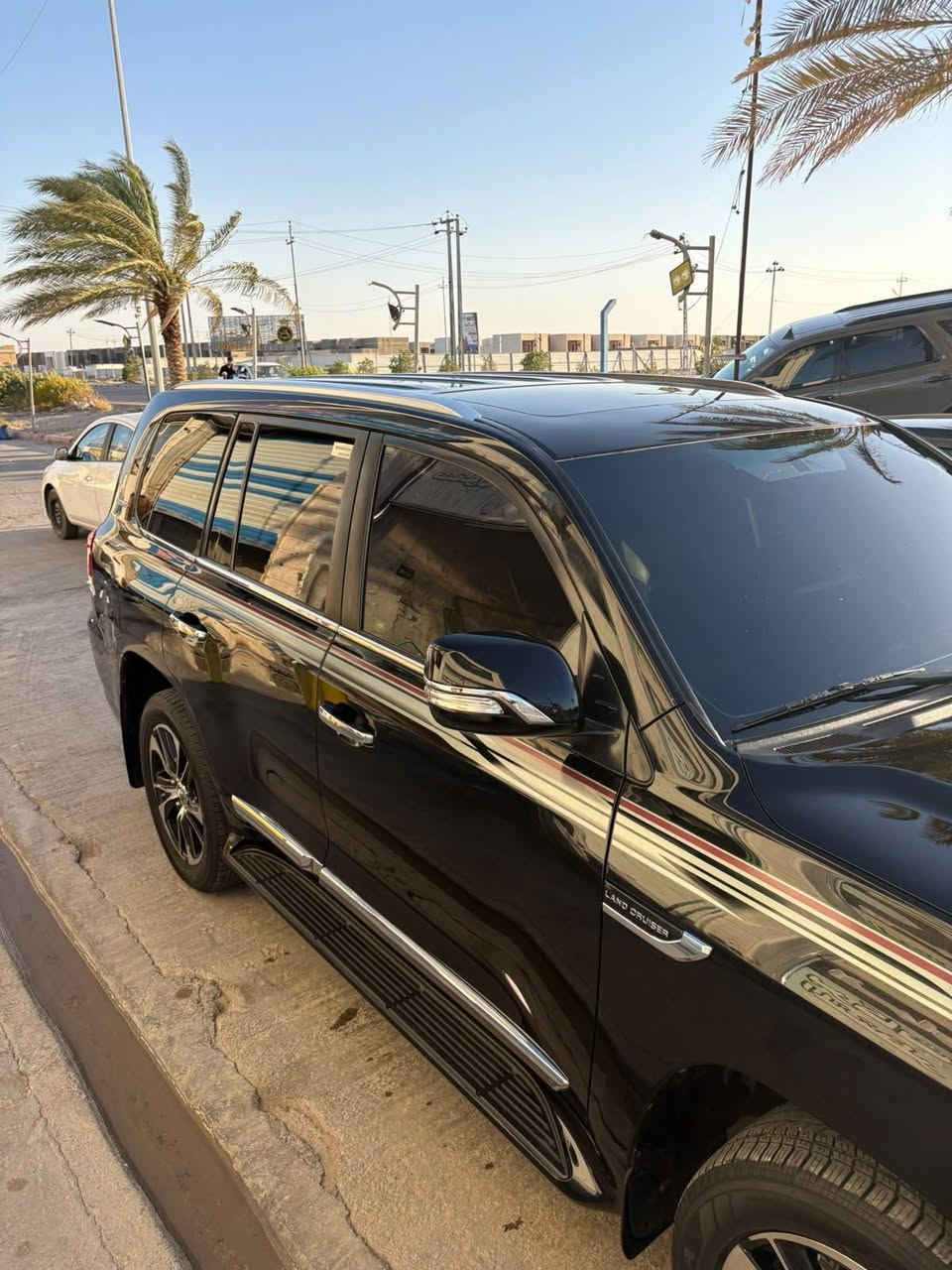 السلام عليكم

لاندكروز 2021 للبيع ماشيه 61 كم حقيقي

سعر 490

1- فتحة 🕳️

2- بصمة 🔐

4- حساس خلفي وامامي 🎶🔊

5- ثلاجة 🥶

6- كرسي كهرباء ⚡

7- شاشه 

8- كامرة

9- 8 ايرباك

10- اوتو دم 

11-دفع رباعي + دبل ماوس 

12-  زراك لايت +مري شفط +7 راكب

13- تخم تأير جديد 

حجم المحرك: / 6 سلندر  

ملاحظة //  السيارة كفالة ماعدا الدعاميه 

 الاستفسار ‭***********@
