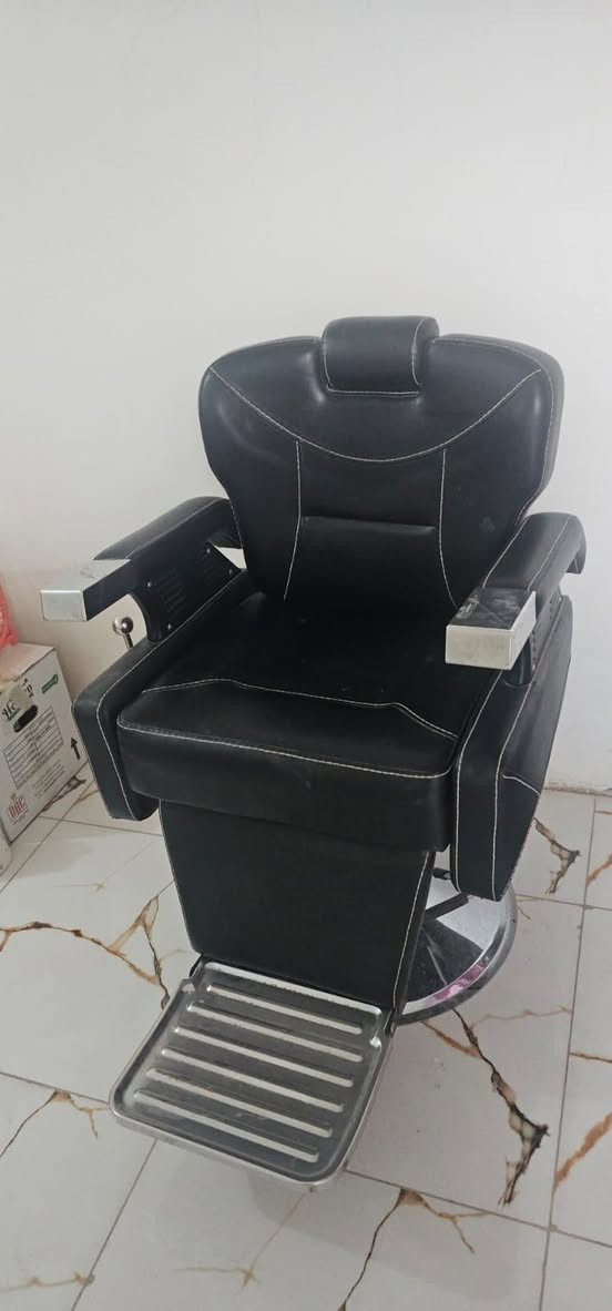 السلام عليكم كرسي حلاقة مستعمل قليل النظافة ٩٥٪ السعر ٣٠٠
***********
