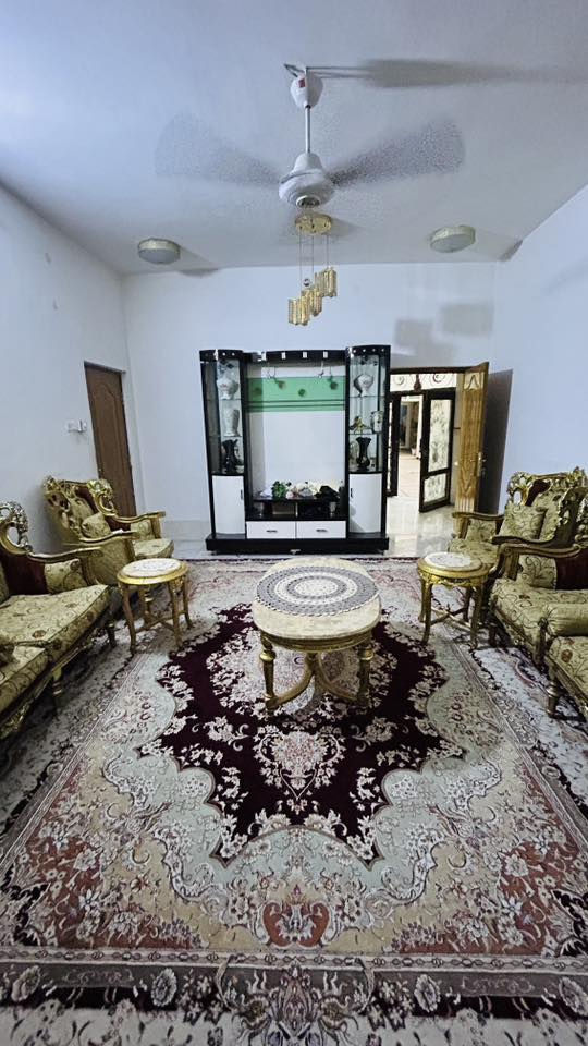 السلام عليكم 
الدار للبيع مساحة الدار 330 .م طابقين 
الطابق الاول /1-استقبال 2- هول 3- مطبخ 4- كلدور 5- غرفتين نوم واحده ماستر 
الطابق الثاني /1-غرفتين نوم 2-هول 3-مطبخ 4-مجمع صحيات
ويحتوي ؏ مضيف معزول بناء حديث مع مجمع صحيات

 الجمعيه /قرب حسينية احباب الحسين 

للاستفسار الاتصال ***********
