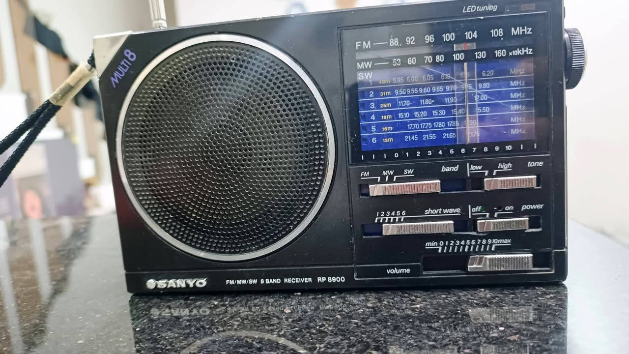 راديو سانيو ياباني اصلي باله انكليزية ٣ موجات AM/FM/SW ، الجهاز كل محطاته شغاله لكن لأمانه اجاني من الباله مفتوح بي نقص برغي و كان اكو حركه بداخله فتحته لكيت المساند البلاستك مال السماعه طاكه و لحمتهن لكن الجهاز على وضعه البلادي ما مصلح ابد. (نقص قبق باتري و بي فطر بالجامه الاماميه) 
50 الف


**إذا كنت صاحب هذا الإعلان وتريد حذفه لأي سبب، رجاءا أرسل رسالة إلى الدعم الفني**