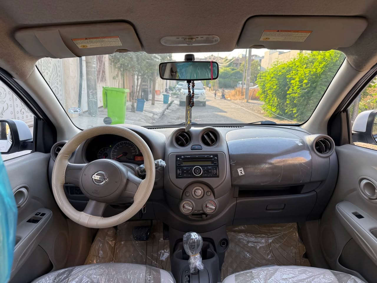 Nissan Sunny 2013
دوو پارچەی هەیە دەرکەی سەکن و صندوق
پشت و پێشی کەپسە 
بە شەرتی تەقە و رەقە 
گێر و مەکینە بە شەرت 
هەولێر 
*********** أربيل, العراق
