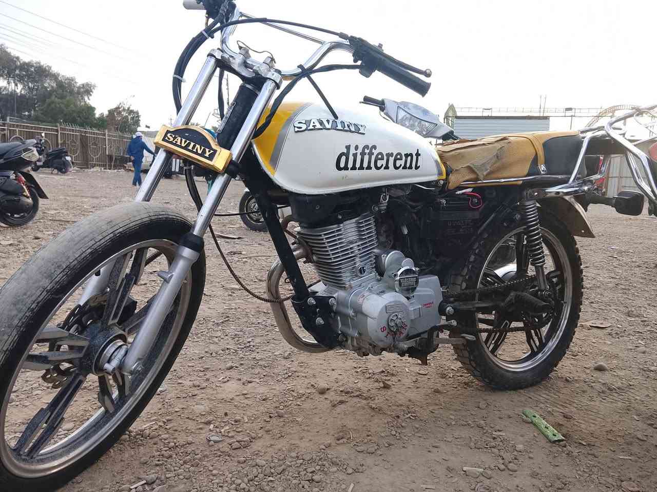 السلام عليكم
دراجتين سافان مديل 21 للبيع 
5 كير نضافة خير من الله 
الصفرة جاهزة كبل للشارع 
الحمرة طاكة الصالصة مالتها و يرادلها قبق زنجيل 
وحدة بيها منفيس و ثانية بس مكاتبة 
سعر الوحدة 350 و بيها مجال 
مستعجل عل بيعتهن 
وانساب ***********
