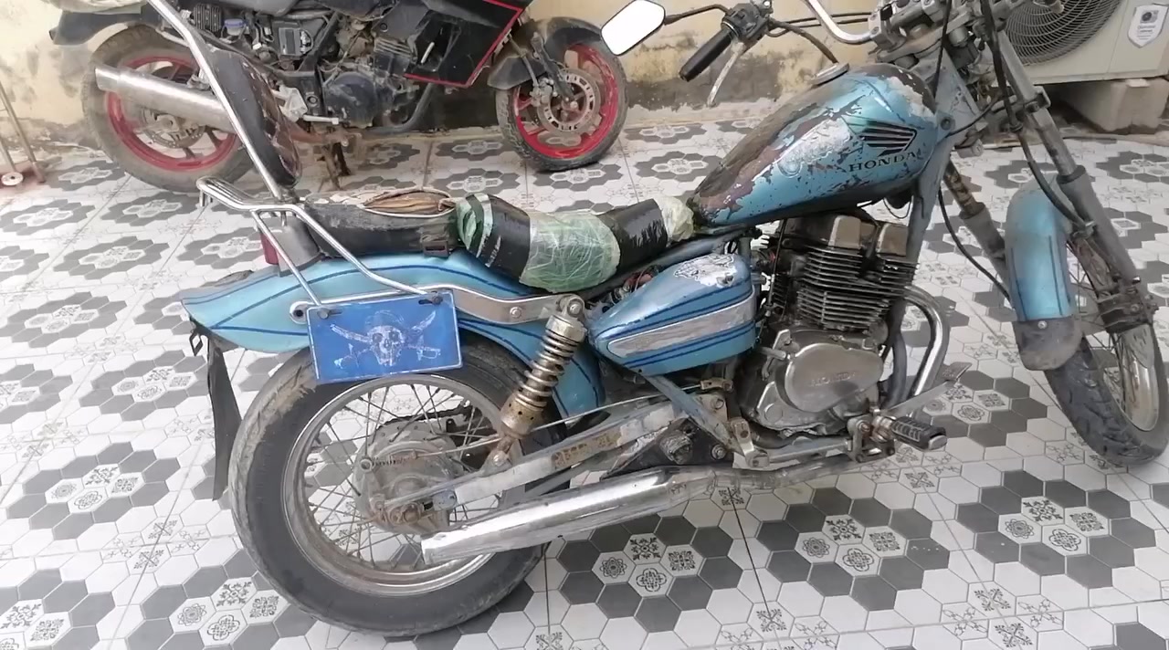 سلام عليكم
هوندا ريبر هارلي شغال نكره بس يحتاج ترتيب 

محرك ربع ٢٥٠ مفتوح 

كفاله لا تنقيص ولا تبخير 

مابيه اوراق حبل ابيع كوم حديد 

سعر ٤٠٠ وبيه مجال ويرهم مراوس 

مكاني ضلوعيه 

***********
