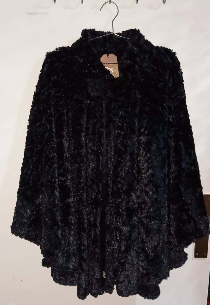 شال جديد فرو ولا خفيف ولا تقيل بس بيدفي جدا جدا مستورد وهنزل في سعره هو شكله علي الحقيقه تحفه بس انا مش عارفه اصور  الكاميرا ظلما وممكن يتلبس علي الوشين


**إذا كنت صاحب هذا الإعلان وتريد حذفه لأي سبب، رجاءا أرسل رسالة إلى الدعم الفني**