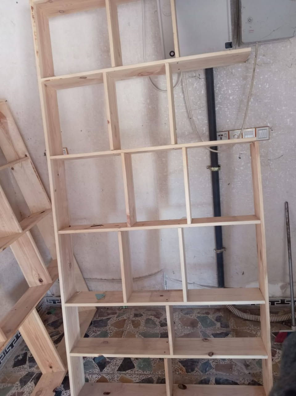 بسم الله الرحمان الرحيم
رفوف خشب أبيع
و ميز جام و دخل
***********
