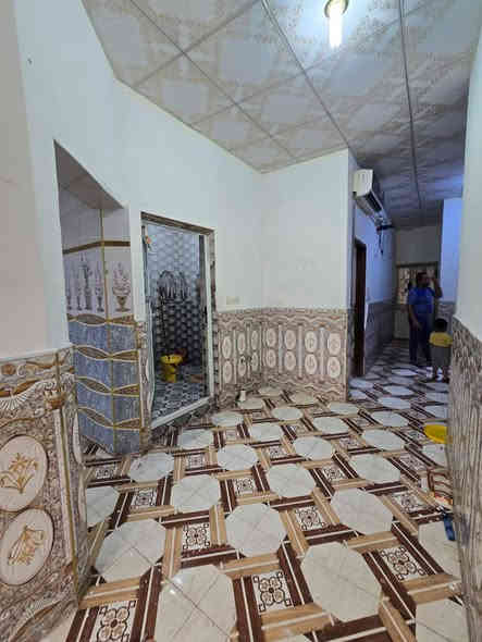 يتوفر  بيت طابق اول ‏للإيجار
العنوان حمدان قرب المركز شرطة 
تتكون 2قرف 
صالة كبيرى 
ديوانية  
صحيات  
كلش جديدة   سعر 350 شامل الماي والكهرباء 
الستفسار ***********
ابو رقيه
