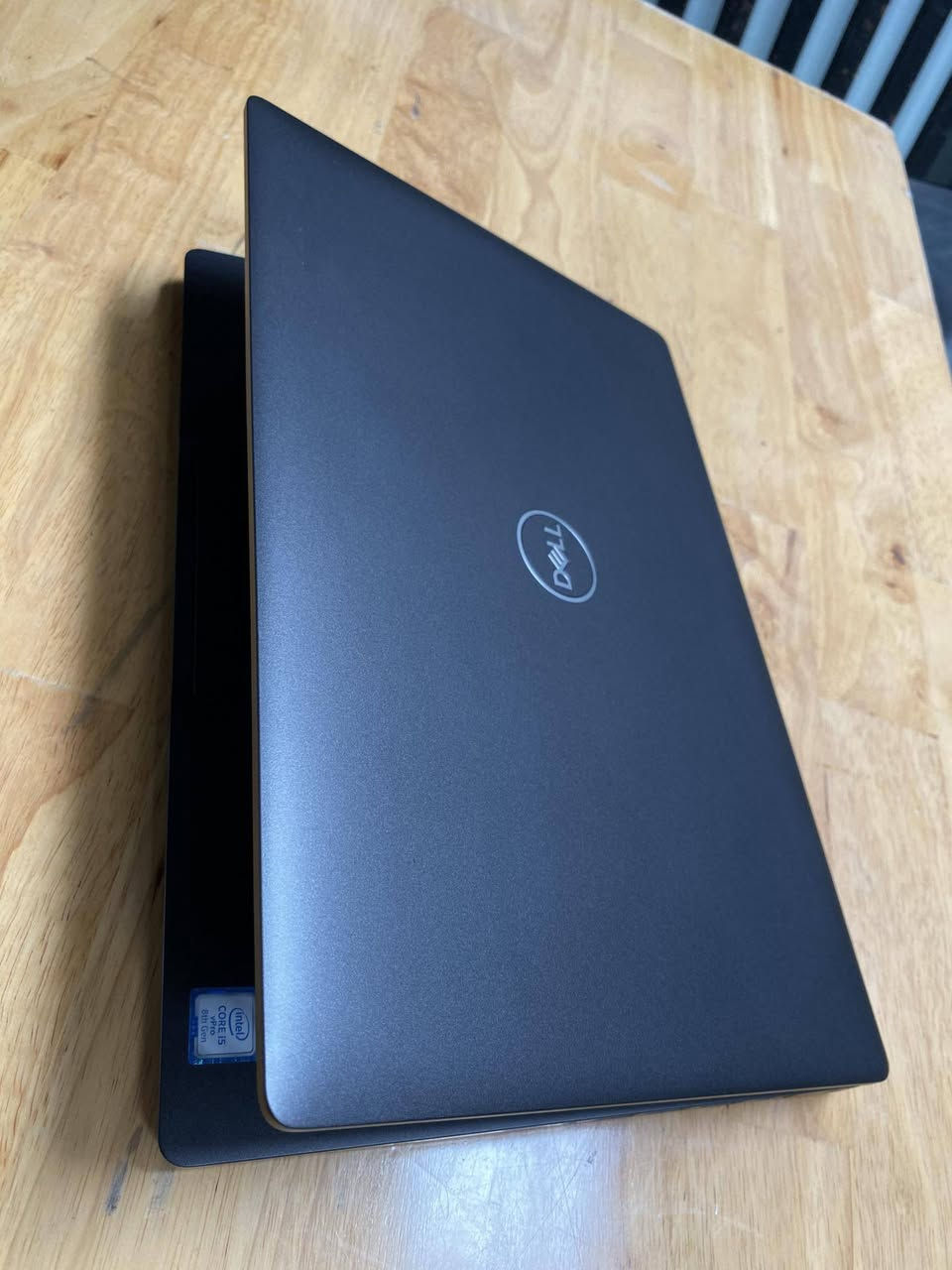 لابتوب Dell Latitude 5400 للبيع 
مناسب للأعمال المكتبية مثل Word وExcel وإدارة الملفات اليومية.
جيد للدراسة والبحوث واستخدام الإنترنت وبرامج Microsoft Office.
يشغل برامج التصميم الخفيفة مثل Adobe Photoshop و Canva بشكل مقبول.
مناسب للبرمجة الخفيفة وتطوير المواقع وتشغيل برامج مثل Visual Studio Code.
يمكنه تشغيل المونتاج الخفيف بدقة 1080p

Dell Latitude 5400 Touchscreen
Core 5 Processor
8th U
  8GB DDR4 RAM 
  256GB M2 SSD
  14-inch Full HD Touchscreen
سعر 325
يوجد توصيل


**إذا كنت صاحب هذا الإعلان وتريد حذفه لأي سبب، رجاءا أرسل رسالة إلى الدعم الفني**