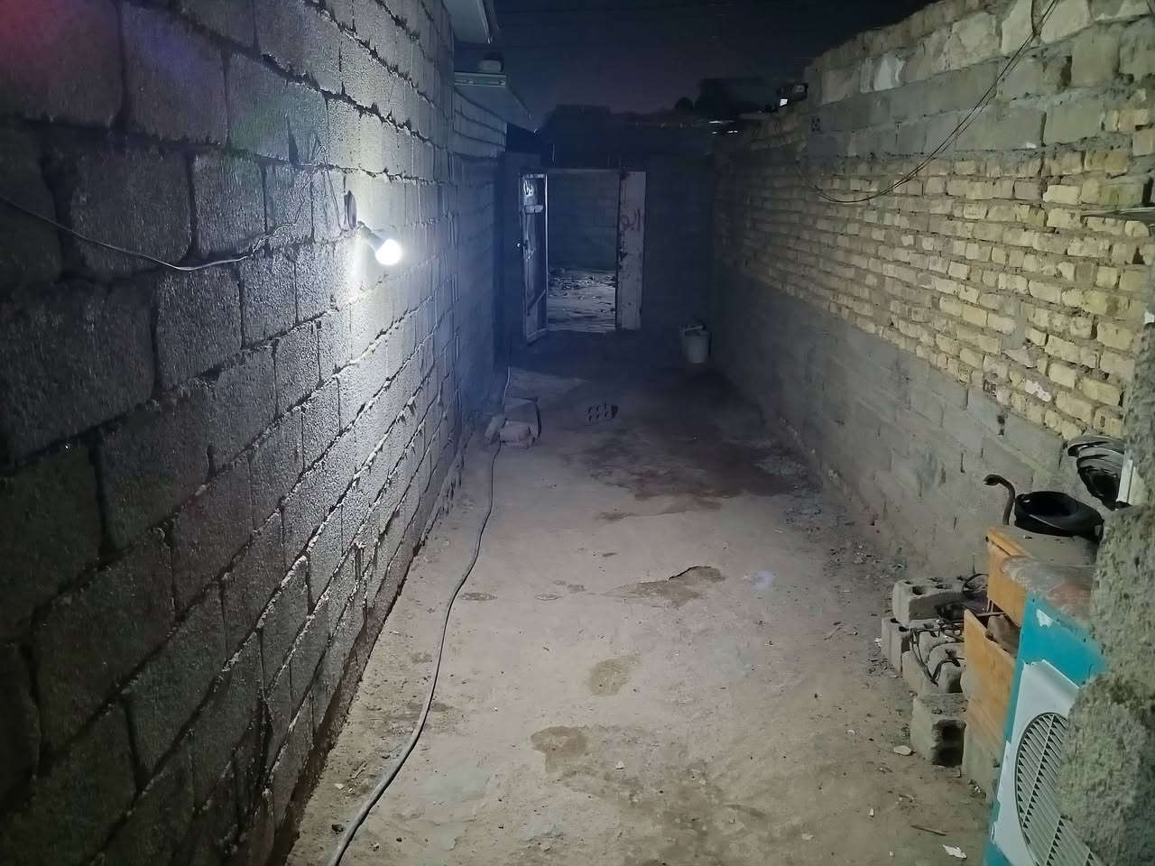 السلام عليكم بيت حواسم مساحه 200متر داخل شركه مقابيل مطعم الحوراء بيه غرفتين. السعر 20 وبيه مجال مكان الناصرية هاذ رقم ***********
