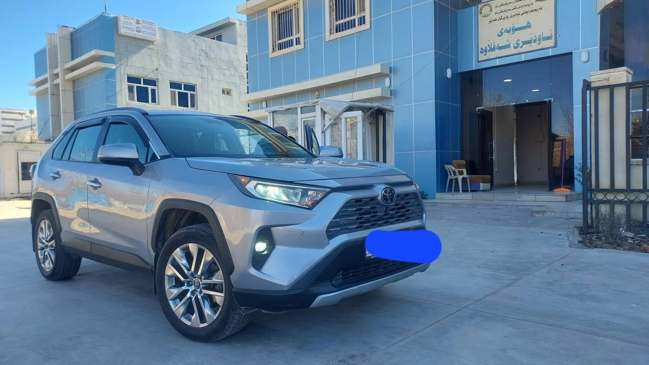 ڕاڤ فۆر مۆدیل 2021 قەپات قەپات مواسەفات لمیتدە جاملغی پشتەوەی بۆیاغە لەگەر قەپاغ سندوق پئشی بورغی کرانەوەشی بەشەرت پەرەشوت هەمووی بەشەرت سەنەوی تا 2028 ماوە غرامە تحویل بەشەرت 235وەرقەو مەجالەکی برایانە *********** شقلاوة, أربيل
