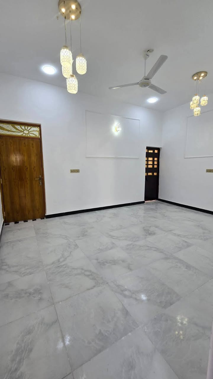 تحية طيبة يوجد لدينا بيت في ابو خصيب حي الجوادين مقابل صناعية حمدان مساحة 200متر يحتوي على 3غرف نوم و صاله و مطبخ و صحيات داخليه و خارجيه و استقبال ركن على شارع 10متر سعر 125و قابل للتفاوض ***********
