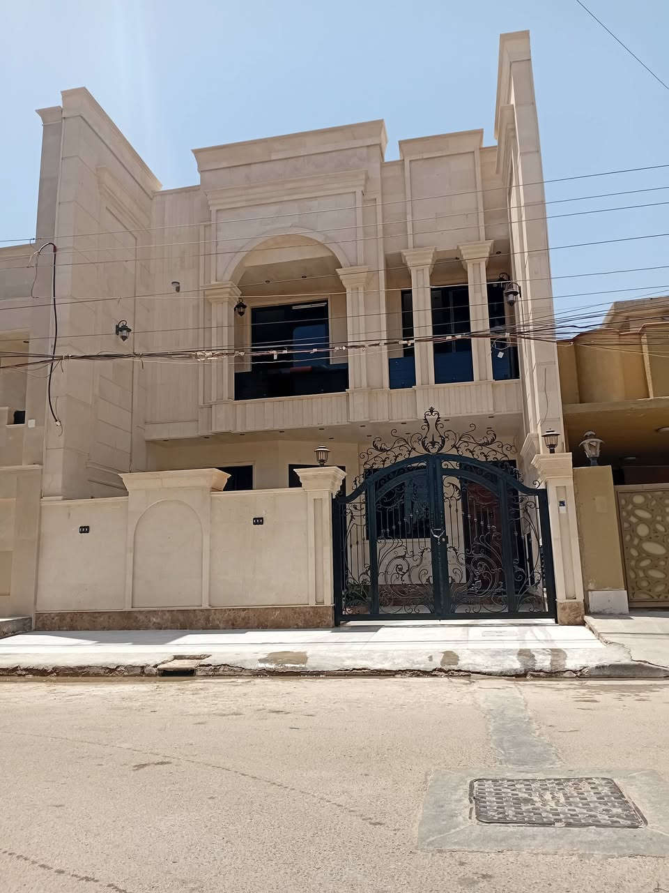 دار زيروو في السيدية بناء درجة أولى سنة 26  روماني .. على شارع عرض 15m

مكتب المجد للوساطة العقارية سيدية شارع العلوة مقابيل مدرسة حلم الغد.  

دار سكن زيرو طراز حديث موصفات ديكورات بالسقف مع ارضية مرمر واجهة مرمر مع مطبخ وخدمات الواح بالكامل شبابيك المنيوم تركي مع ابواب قاصة أمامية.. 

يحتوي على 3طوابق 5نوم مع غرفة سويت.خدمات عدد4

مساحة  160
واجهة.  8
نزال.    20

مكتب المجد للوساطة العقارية 

نسعى لخدمتكم نحو الأفضل نستقبل كافة عروضاتكم السكنية والتجارية....

اكتب رقم 1, يأتيك الرد مباشر...

اي استفسار مع مكتب المجد 

***********
***********

ارتفاع السقف ٣.٤٠م
