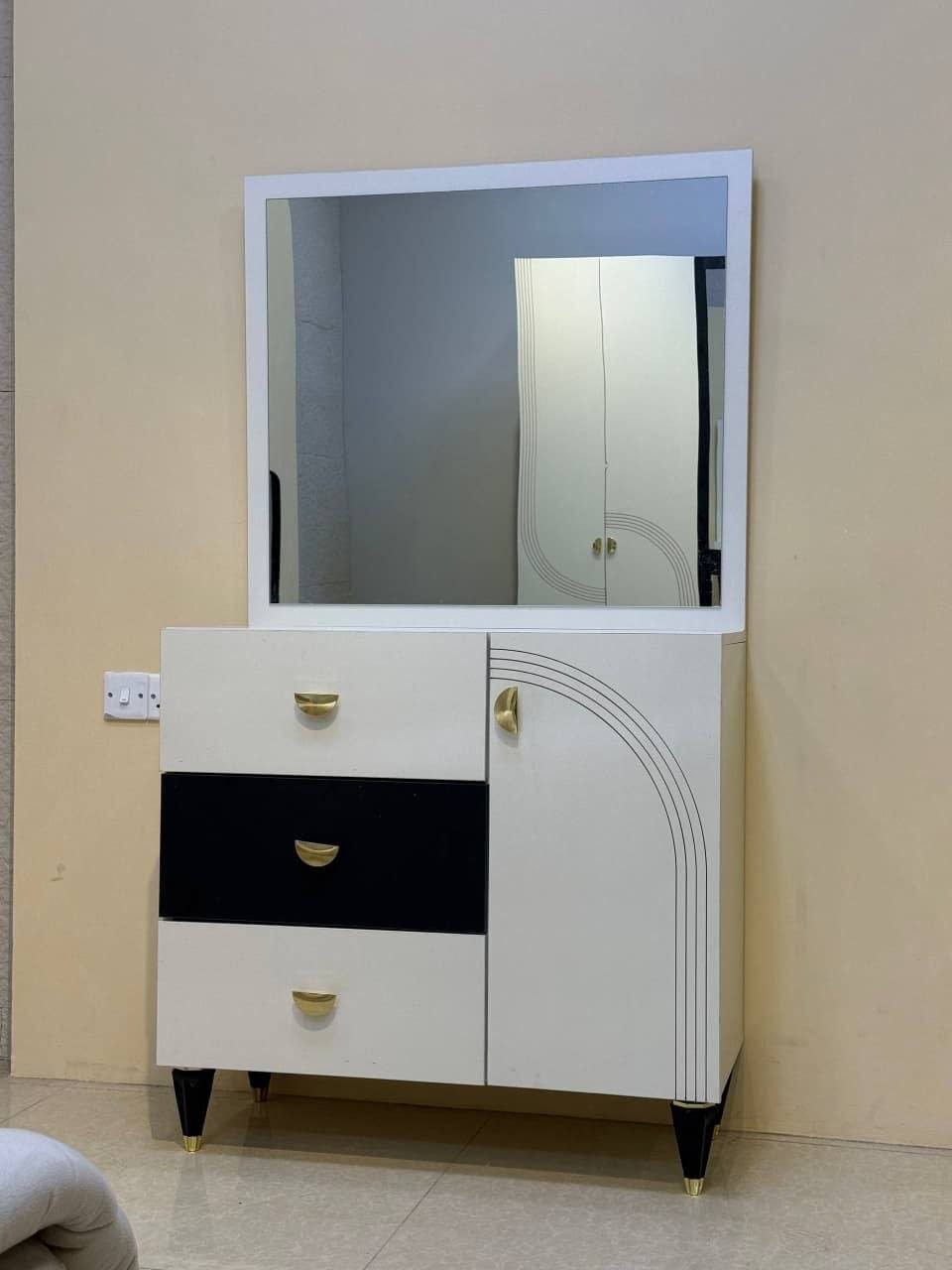 غرفة نوم ناز ابواب 7 قطع معمل اصلي درجة اولى
نفس الصورة بالضبط💯
برغي وجوي حديد
سرير جك خزان 
نرمايد هيدروليك 
سكك ثلاث مراحل  
متوفرة بلون كريمي
كنتور 6 باب قياس 225سم✅
ملحق كنتور 2 باب 75سم✅
سرير 180*200✅
كومديات عدد 2✅
ميز تواليت✅
مراة قيافه✅
 
السعر 900 الف واصل شد ونقل جميع المحافضات


**إذا كنت صاحب هذا الإعلان وتريد حذفه لأي سبب، رجاءا أرسل رسالة إلى الدعم الفني**