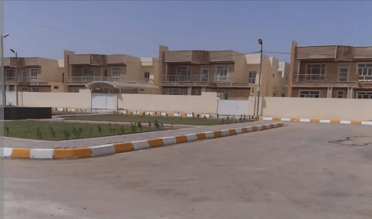 دار. سكن طابو صرف مساحه 260 متر بناء حديث طابق واحد بناء طابوگ غرفتين نوم هول مطبخ استقبال مجمعات صحيه كراج سياره كبير حديقه مناور داير البيت 
خدمات كامله مي كهرباء شوارع أناره أرصفه 
شبكه أمنيه (سكيورتي ) بوابة دخول 
مدارس 
علما الدار مطلوب لمصرف العقار مبلغ الطلب 92مليون 
يسدد قسط شهري  
مبلغ القسط الشهري :492الف شهريا 
يباع مقدمه تطلوعه وطلب المصرف يتحول على المشتري 
مع تغير الكفيل 
المقدمه :100 مليون دينار 
موقع الدار ابو غرق حي الحسين 
#مجمع_ارض_بابل_السكني 
الأستفسار الأتصال 
***********
نستقبل عروضكم ولدينا الكثير من العروض
