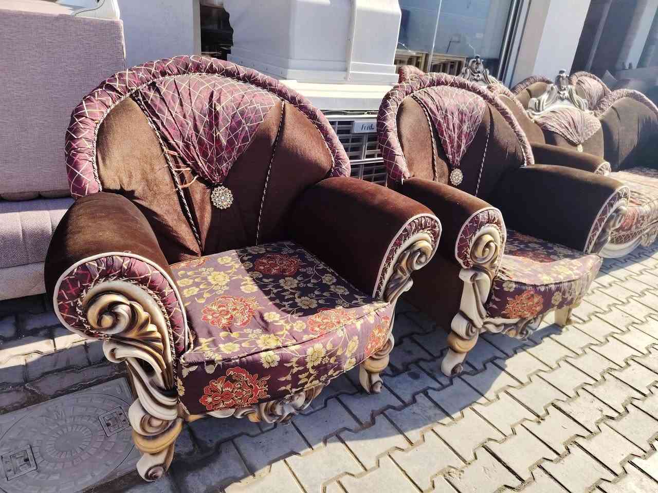 ⚜️👑 مجمع ابو بلاش للاثاث 👑⚜️
تخم قنفات تركي ملكي خشب زان 10مقعد السعر 325 
جميع اللوان متوفر مختلف المديلات والقياسات صار عنده مراوس القديم بالجديد صار عدنه نضام القصد📌 العنوان كربلاء طريق الحر مجاور معمل الثلج  مقابيل الاتحاد الرياضي اي ستفسار الاتصال  يوجد واتساب 👈***********👉👈***********👉
