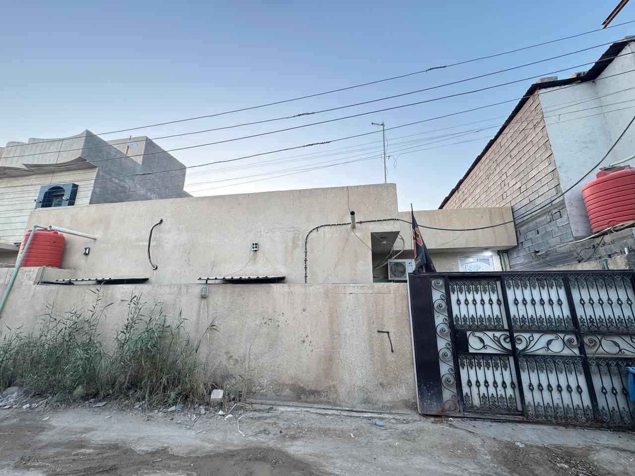 يعلن عقارات الخيث توفر بيت للبيع. 
مساحته 200م 
مكان: باب الهوى شارع ابو حامد في بدايت السوگ. 
يحتوي على غرفتان وصاله ومطبخ وحمامات و ديوانيه +غرفه صغيره طابق الثاني. 
الطابو صرف زراعي. 
موقعه قريب على سوگ ومرتب. 
سعره: 120 وقابل للتفاوض 

♦للتواصل واتساب: *********** البصرة, العراق
