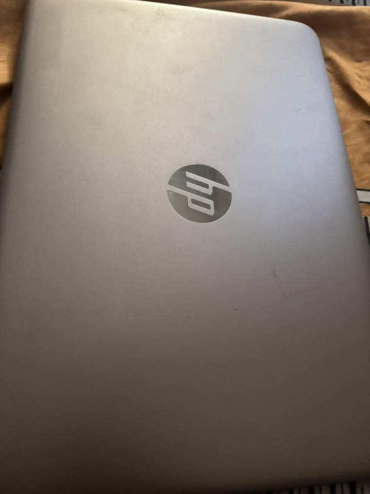 لابتوبhpموجود 8. وهارد 265 ssd وتاج ولمس وبصمه وحجم14. 2k
وبطاريه جديده بدلتها من النبع وصلها موجوده 
بغداد بنوك وتوصيل مجاني.*********** واتساب السعر250. او مراوس مع ماكبوك ابل
