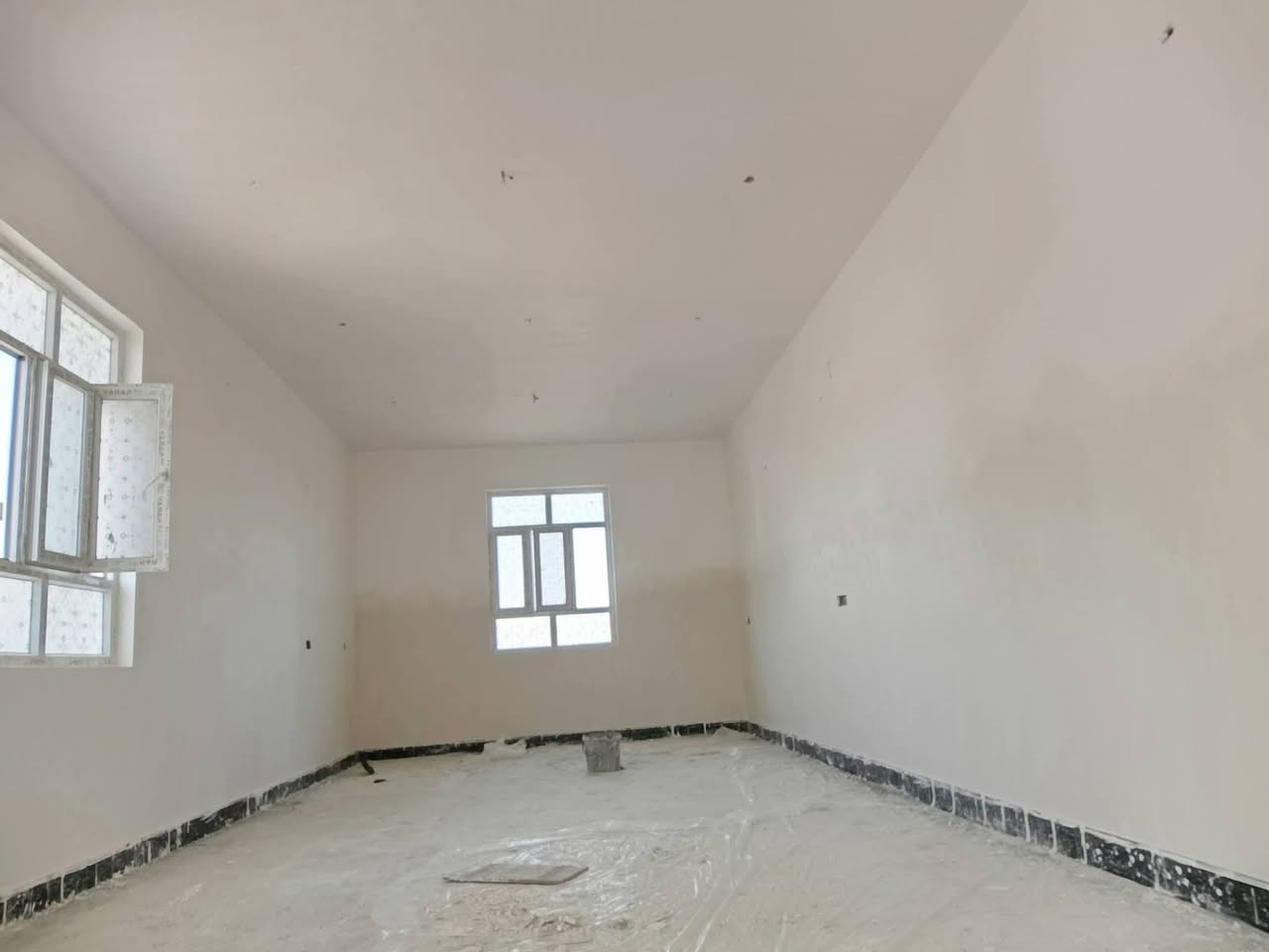 سلام عليكم خلفه الباخ وبياض وجص متفرق الي عنده الباخ يخابرني ويدلل ***********
