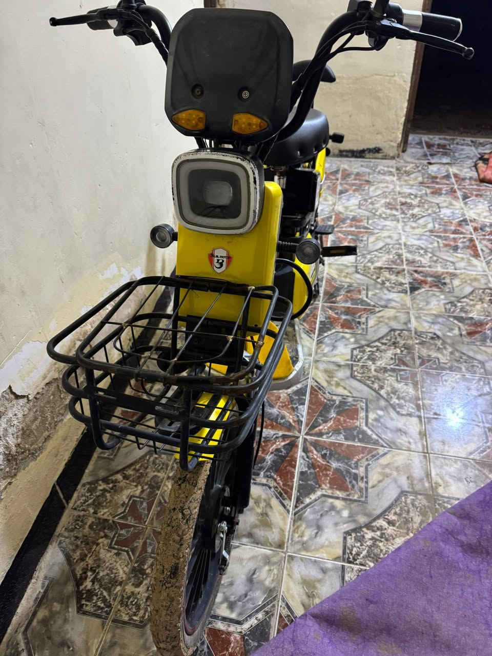 شباب السلام عليكم دراجه للبيع نظيفه كله شغله تارات جدد كله شغاله بس بطاريات نص عمر السعر ٣٠٠بيه مجال كله شغاله عقل جديد رقمي *********** العنوان ديالى الخالص
