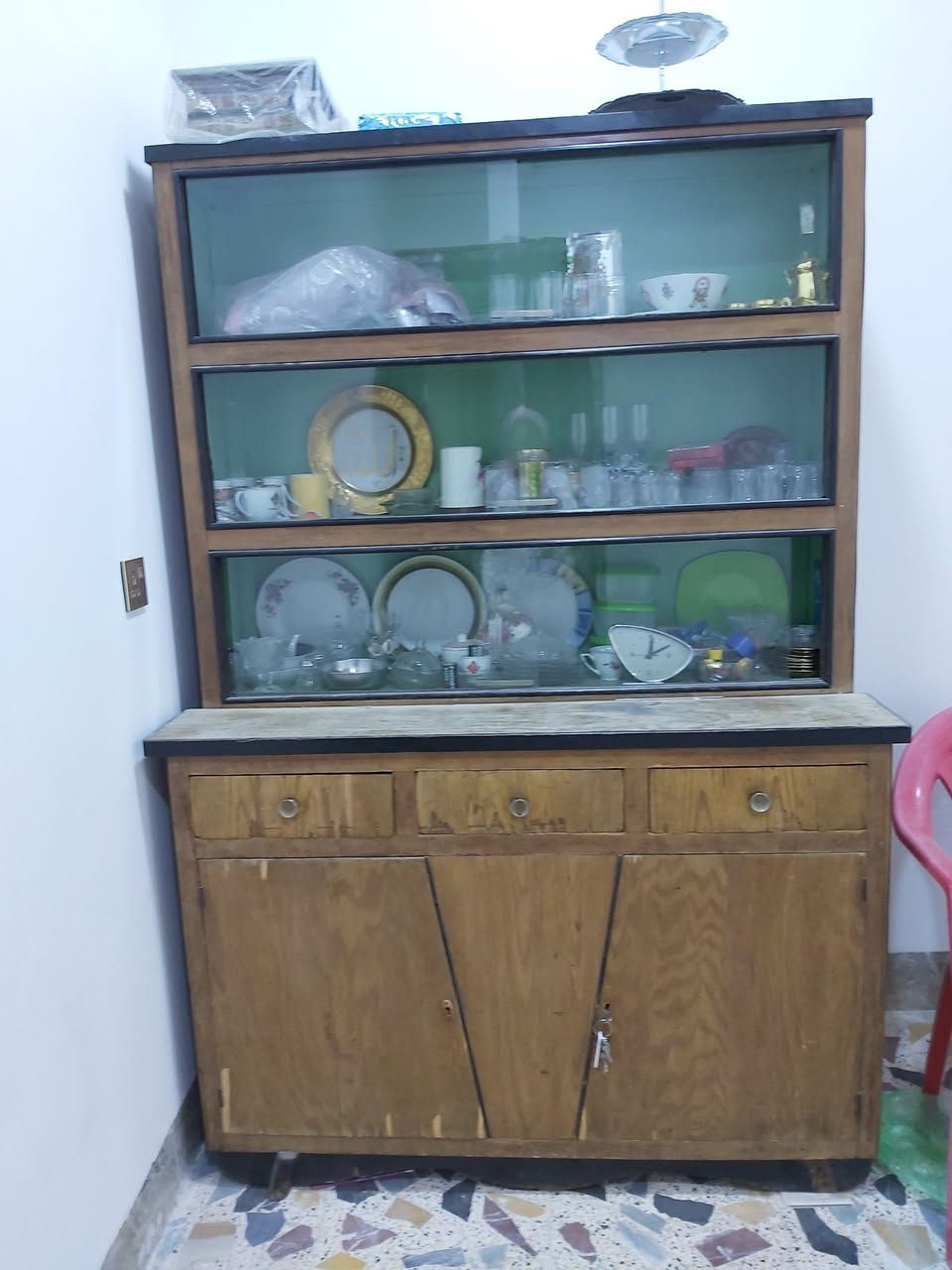 للبيع الاتصال على *********** 
بوفية قديمة بيها ٣ جام خانة و٢ دولاب و٣ مجرات ب ٤٠ الف قوية ومتينة احسن من الجديد 
صندوق كبير الحجم لحفظ الملابس ب٣٥ الف حديد 
صندوق كبير الحجم خشبي لحفظ الملابس ب ٤٠ الف 
ميز كبير ب ٥ الاف 
عربة مسواق مستعملة ب ٨ الاف 
حمالة مواعين كبير الحجم ب ١٠ الاف 
انتباه كل المعروض بيها مجال
