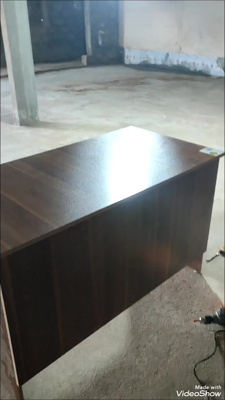 ميز مكتبي حجم كبير  موجوده كميه
السعر 60 الف مستعجل ع البيع لظروف خاصه
الميز جديد غير مستخدم 
وبايعهن بنص السعر لحد يعامل رجاءآ اني خسران بيهن اهوايه
العنوان / بغداد ـ قرب جسر الحسينيه
غير متواجد ع الفيس 
موجود واتساب ***********
