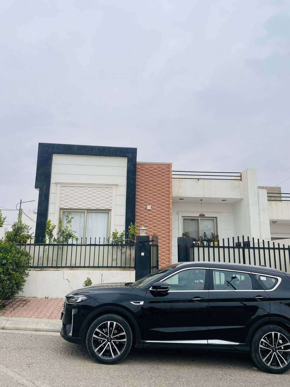 🔥بيع سريع 🔥
بيت للبيع 
في مجمع جوان ستي 
مساحة : ٢٢٠م ركن 
دكت مبردة كامل
غرفة نوم : ٢ 🛏️
مطبخ بارد و حار 
مشتملات 
كراج 🚗
حديقة 🌿
للاستفسار 
***********
