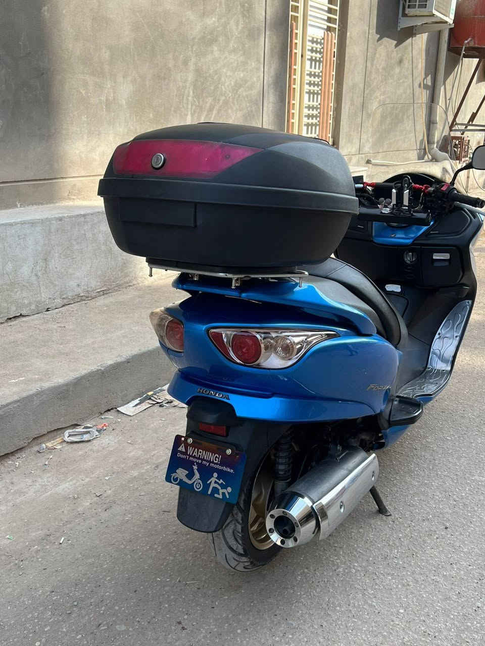 السلام عليكم اخوتي الطيبين دراجه فورزه 0/9 كرستال الون البحري دراجه فول مواصفات 7كير  4 تحويلات ويل ذهبي جامه طويله بلاد
جنطه اصليه حاضن اكواب امبيثري ماشيه 20 الف عدد بصمه 2
عدد سويج طوارئ 2 سويج جنطه 2  إخوتي الطيبين دراجه وكاله 
وكفالة عامه شرط الفحص مكاني بغداد الاستفسار عله الرقم ***********
