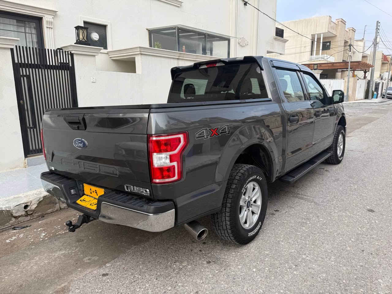 Ford F150.  Xlt 

گير لة سوكان دةبل ىةكسل ١٥٠ هةزار كيلومةتر روشتوة 
جاملغي سةكن و روبعةك بونيت. لةكةل نيو بودي سبوغة. بي زوري شانسي و بةتانة بةشةرت  شوين سبوغم نيشان كردوة گير و مةكينة بةشةرت مةكينة ٨ پستون دةرگا گةورة بؤدي كورت. سعر ٢٢٥ وةرةقة. *********** أربيل, العراق
