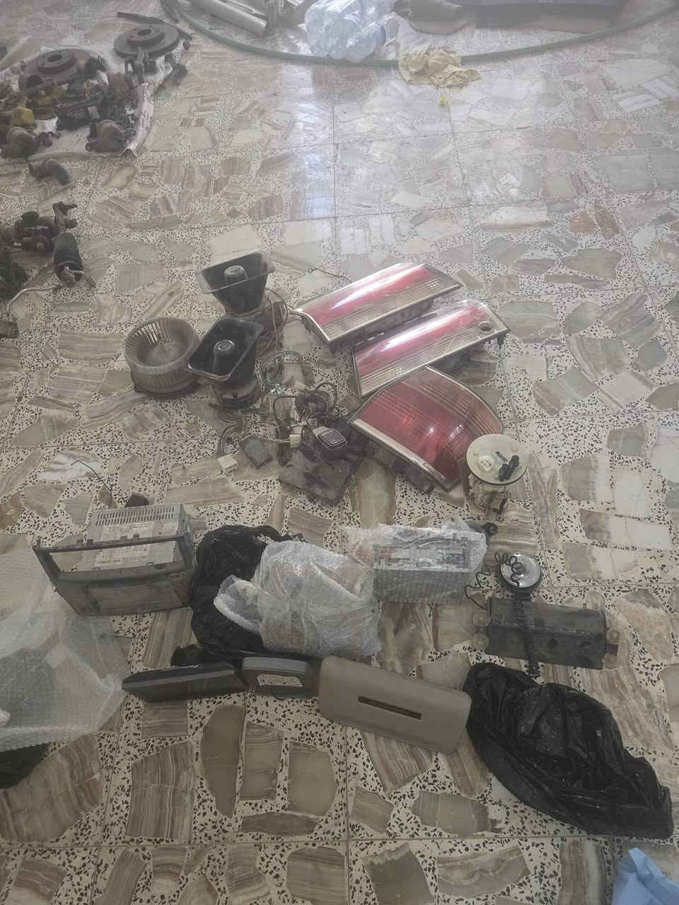 السلام عليكم اخوان غراض مال ملكه كله شغال الله شاهد فتح من السياره مسطره ديفور الجبير هيه والمجاول كامله ومشطه اباطشي رقم الهاتف *********** قيم وخذ وبيك خير ودلل وتساب موجود
