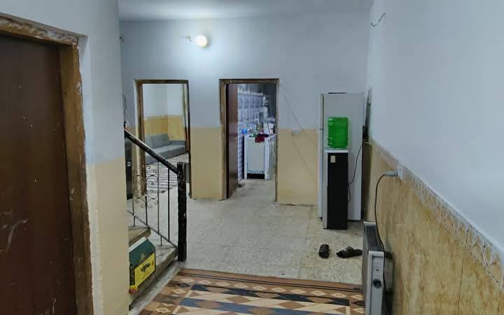 دار للبيع مساحه ١٦٠ متر على شارع رئيسي سيادين اسمه شارع الضغط البيت بي غرفتين نوم استقبل مطبخ حولي كراج منطقه المخابرات للبيع سنه البناء ٢٠١٥ عالي عن الشارع وعالي عن الكاشي  سعره ١٤٠ لاتصال ***********
